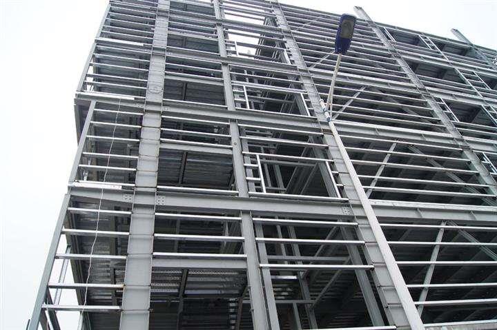 高安高层钢结构的支撑布置与构造需要符合哪些规范